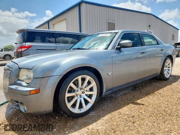 2006 Chrysler 300 C SRT-8 z VIN 2C3LA73W36H377854, wystawiony jako Copart lot #61070615 z przebiegiem 260 778 mil mil oraz Czysty tytuł • Clean title. Historia ofert i sprzedaży dostępna na DreamBid. Obrazek 1.