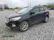 2018 Ford Escape SE z VIN 1FMCU9GD8JUA89756, wystawiony jako Copart lot #55978345 z przebiegiem 115 089 mil mil oraz Czysty tytuł • Clean title. Historia ofert i sprzedaży dostępna na DreamBid. Obrazek 1.
