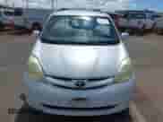 2006 Toyota Sienna XLE z VIN 5TDZA22C86S521741, wystawiony jako IAAI lot #43013437 z przebiegiem 158 907 mil mil oraz . Historia ofert i sprzedaży dostępna na DreamBid. Obrazek 6.