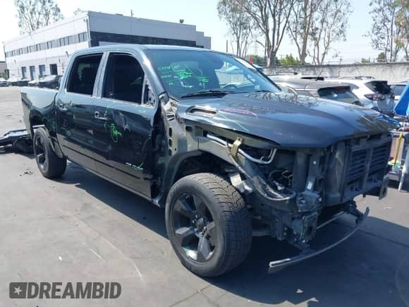 2019 Ram 1500 Big Horn z VIN 1C6RREFT1KN666938, wystawiony jako IAAI lot #43230070 z przebiegiem 75 962 mil mil oraz . Historia ofert i sprzedaży dostępna na DreamBid. Obrazek 1.