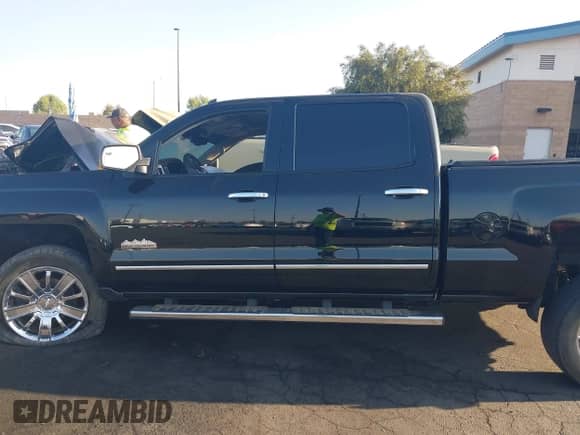 2014 Chevrolet Silverado 1500 High Country z VIN 3GCPCTEC2EG406164, wystawiony jako IAAI lot #42293653 z przebiegiem 44 351 mil mil oraz . Historia ofert i sprzedaży dostępna na DreamBid. Obrazek 15.