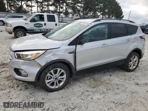 2018 Ford Escape SE z VIN 1FMCU9GD9JUA27475, wystawiony jako Copart lot #82301455 z przebiegiem 66 389 mil mil oraz Szkoda całkowita • Salvage title. Historia ofert i sprzedaży dostępna na DreamBid. Obrazek 1.