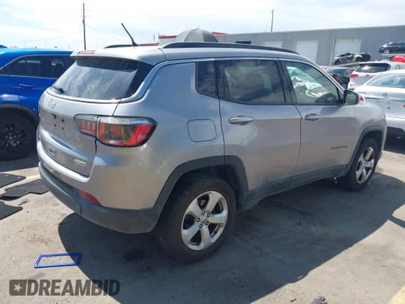 2018 Jeep Compass Latitude z VIN 3C4NJDBB5JT398920, wystawiony jako IAAI lot #43039449 z przebiegiem 84 332 mil mil oraz . Historia ofert i sprzedaży dostępna na DreamBid. Obrazek 4.