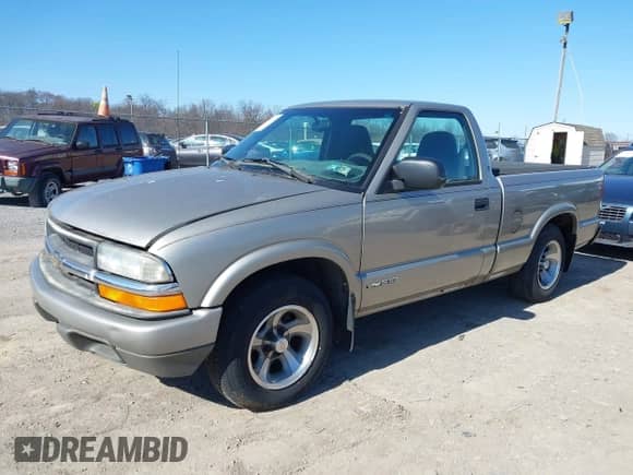 2001 Chevrolet S-10 with VIN 1GCCS145X18252019, listed as a IAAI auction lot 41734902 with 84,136 mi miles and . Bid and sale history available at DreamBid. Image 2.