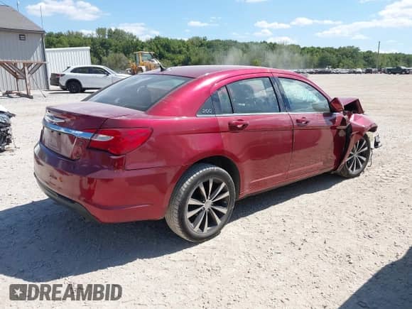 2013 Chrysler 200 Touring z VIN 1C3CCBBG5DN754891, wystawiony jako IAAI lot #43106656 z przebiegiem 110 634 mil mil oraz . Historia ofert i sprzedaży dostępna na DreamBid. Obrazek 4.