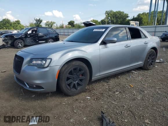 2017 Chrysler 300 S с VIN 2C3CCABGXHH662751, выставлен на аукционе Copart как лот 67599645 с пробегом 66 128 миль миль и Списание • Salvage title. История ставок и продаж доступна на DreamBid. Изображение 1.
