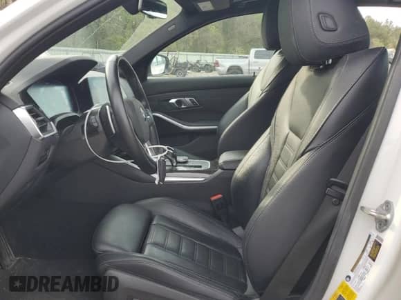 2021 BMW 3 Series 330e xDrive z VIN 3MW5P9J07M8B90988, wystawiony jako Copart lot #50895005 z przebiegiem 35 825 mil mil oraz Szkoda całkowita • Salvage title. Historia ofert i sprzedaży dostępna na DreamBid. Obrazek 7.