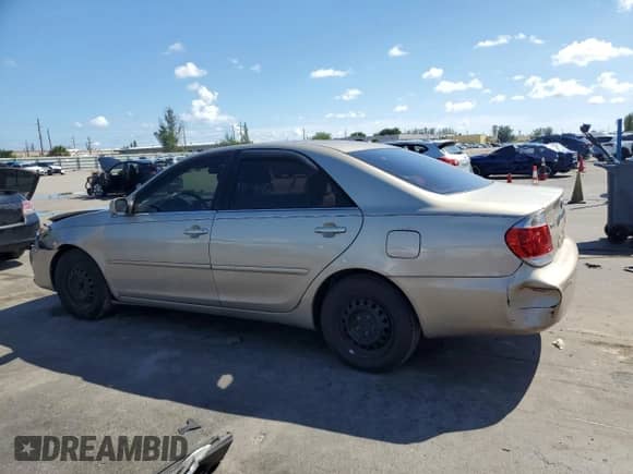 2005 Toyota Camry LE z VIN 4T1BE30K35U565111, wystawiony jako Copart lot #82633985 z przebiegiem 192 874 mil mil oraz Szkoda całkowita • Salvage title. Historia ofert i sprzedaży dostępna na DreamBid. Obrazek 2.