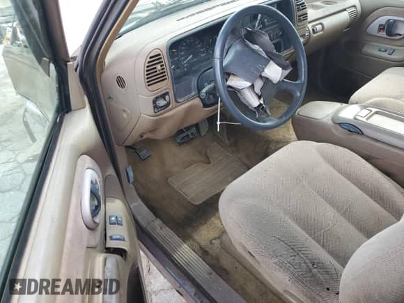 1995 Chevrolet Silverado 1500 z VIN 2GCEC19Z9S1148711, wystawiony jako Copart lot #84249225 z przebiegiem 232 354 mil mil oraz Szkoda całkowita • Salvage title. Historia ofert i sprzedaży dostępna na DreamBid. Obrazek 8.