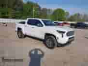 2025 Toyota Tacoma SR z VIN 3TYLB5JN7ST065169, wystawiony jako IAAI lot #42017807 z przebiegiem 247 mil mil oraz . Historia ofert i sprzedaży dostępna na DreamBid. Obrazek 1.