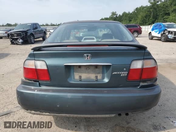 1996 Honda Accord EX z VIN 1HGCE6675TA014966, wystawiony jako Copart lot #61336605 z przebiegiem 240 047 mil mil oraz Szkoda całkowita • Salvage title. Historia ofert i sprzedaży dostępna na DreamBid. Obrazek 6.