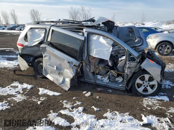2013 Toyota Sienna L z VIN 5TDZK3DC3DS312727, wystawiony jako Copart lot #48365455 z przebiegiem Nie podano mil oraz Nie do naprawy • Non repairable. Historia ofert i sprzedaży dostępna na DreamBid. Obrazek 4.