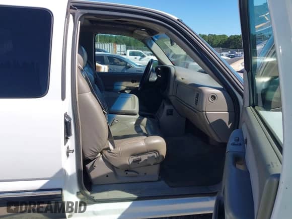 1999 Chevrolet Silverado 1500 LS z VIN 1GCEK19T8XE187729, wystawiony jako IAAI lot #43120618 z przebiegiem 308 974 mil mil oraz . Historia ofert i sprzedaży dostępna na DreamBid. Obrazek 5.