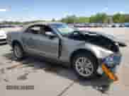 2005 Ford Mustang Deluxe с VIN 1ZVFT84N655207439, выставлен на аукционе Copart как лот 56136855 с пробегом Не указан миль и Списание • Salvage title. История ставок и продаж доступна на DreamBid. Изображение 4.