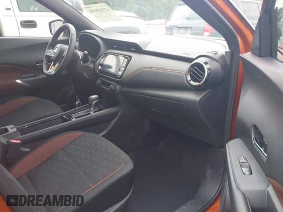 2024 Nissan Kicks SR с VIN 3N1CP5DV4RL474483, выставлен на аукционе IAAI как лот 42319310 с пробегом 6 776 миль миль и . История ставок и продаж доступна на DreamBid. Изображение 5.