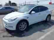 2022 Tesla Model Y Long Range z VIN 7SAYGDEE0NF451306, wystawiony jako IAAI lot #43253038 z przebiegiem 49 961 mil mil oraz . Historia ofert i sprzedaży dostępna na DreamBid. Obrazek 20.