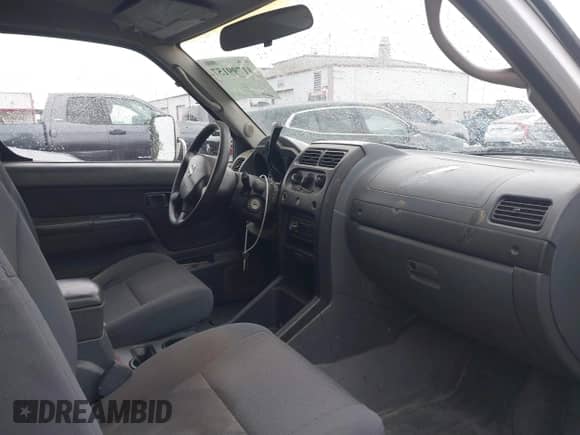 2003 Nissan Frontier XE z VIN 1N6DD26T03C458432, wystawiony jako IAAI lot #41799157 z przebiegiem 181 069 mil mil oraz . Historia ofert i sprzedaży dostępna na DreamBid. Obrazek 5.