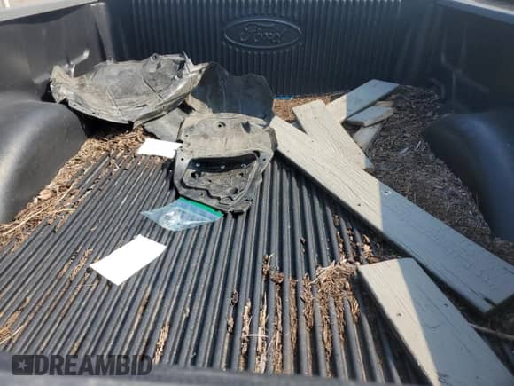 2003 Ford F-150 XL z VIN 2FTRF18263CA33194, wystawiony jako Copart lot #66772775 z przebiegiem Nie podano mil oraz Czysty tytuł • Clean title. Historia ofert i sprzedaży dostępna na DreamBid. Obrazek 10.