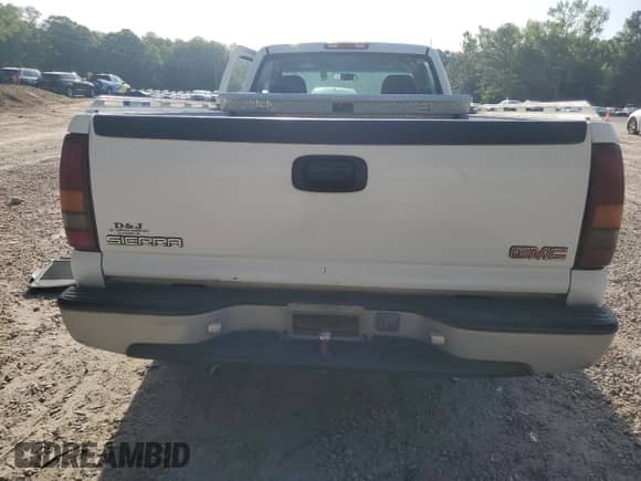 2001 GMC Sierra 1500 SL with VIN 1GTEC14W41Z107955, listed as a Copart auction lot 52392075 with 118,305 mi miles and Salvage title. Bid and sale history available at DreamBid. Image 6.