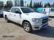 2022 Ram 1500 Big Horn z VIN 1C6RREBT5NN273048, wystawiony jako IAAI lot #42229009 z przebiegiem 58 448 mil mil oraz . Historia ofert i sprzedaży dostępna na DreamBid. Obrazek 1.