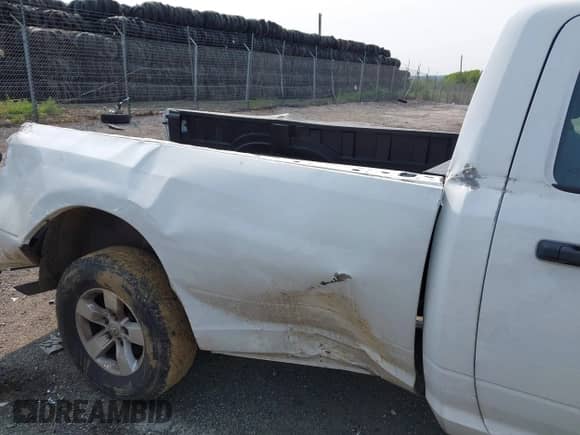 2019 Ram 1500 Tradesman z VIN 3C6JR6DT8KG537254, wystawiony jako IAAI lot #42417518 z przebiegiem 113 491 mil mil oraz . Historia ofert i sprzedaży dostępna na DreamBid. Obrazek 8.