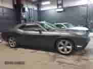 2013 Dodge Challenger SXT с VIN 2C3CDYAG5DH593050, выставлен на аукционе IAAI как лот 43392807 с пробегом 163 707 миль миль и . История ставок и продаж доступна на DreamBid. Изображение 13.