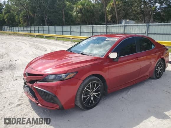 2023 Toyota Camry SE z VIN 4T1G11AK7PU120197, wystawiony jako Copart lot #69823055 z przebiegiem 55 573 mil mil oraz Szkoda całkowita • Salvage title. Historia ofert i sprzedaży dostępna na DreamBid. Obrazek 1.