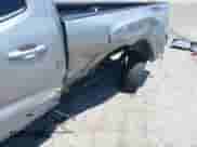 2020 Toyota Tacoma SR5 z VIN 3TMBZ5DN3LM025980, wystawiony jako IAAI lot #42215140 z przebiegiem 67 414 mil mil oraz . Historia ofert i sprzedaży dostępna na DreamBid. Obrazek 6.