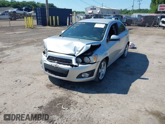 2013 Chevrolet Sonic LTZ z VIN 1G1JE5SB2D4105616, wystawiony jako IAAI lot #42646278 z przebiegiem 134 392 mil mil oraz . Historia ofert i sprzedaży dostępna na DreamBid. Obrazek 17.
