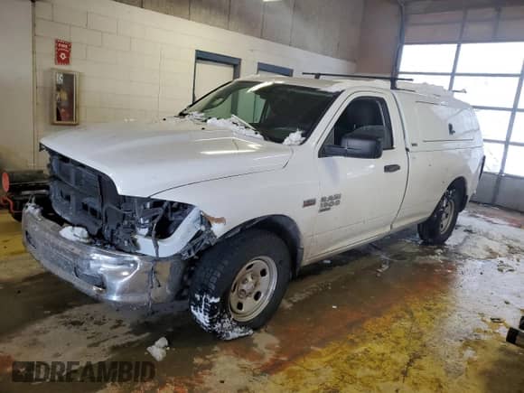 2020 Ram 1500 Tradesman z VIN 3C6JR6DT1LG194420, wystawiony jako Copart lot #87243584 z przebiegiem 63 072 mil mil oraz Szkoda całkowita • Salvage title. Historia ofert i sprzedaży dostępna na DreamBid. Obrazek 1.