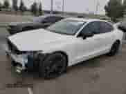 2024 Volvo S60 Plus Black Edition z VIN 7JRL12FHXRG281975, wystawiony jako Copart lot #52827945 z przebiegiem Nie podano mil oraz Szkoda całkowita • Salvage title. Historia ofert i sprzedaży dostępna na DreamBid. Obrazek 1.