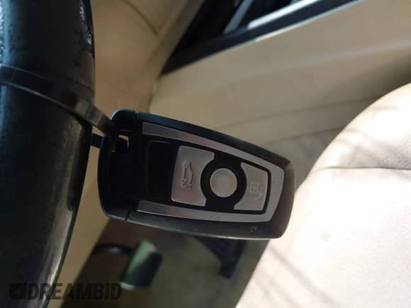 2014 BMW 3 Series 328i xDrive z VIN WBA3B3C51EJ982149, wystawiony jako IAAI lot #42897290 z przebiegiem 130 498 mil mil oraz . Historia ofert i sprzedaży dostępna na DreamBid. Obrazek 11.