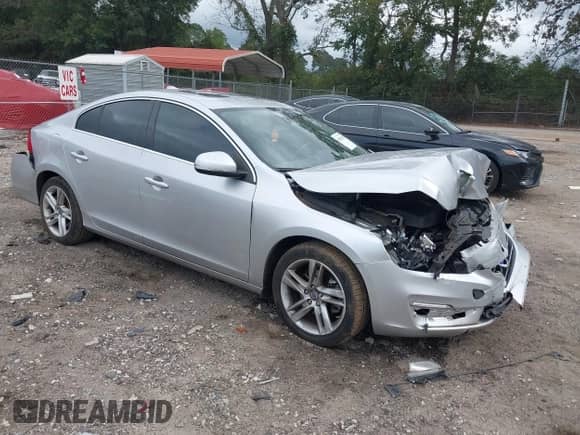 2015 Volvo S60 T5 Drive-E Premier z VIN YV126MFK4F1343110, wystawiony jako IAAI lot #43292498 z przebiegiem 59 841 mil mil oraz . Historia ofert i sprzedaży dostępna na DreamBid. Obrazek 1.