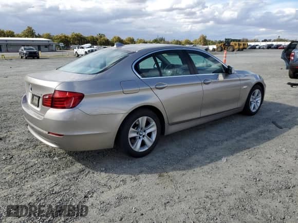 2011 BMW 5 Series 528i с VIN WBAFR1C52BC749197, выставлен на аукционе Copart как лот 86252105 с пробегом 84 407 миль миль и Списание • Salvage title. История ставок и продаж доступна на DreamBid. Изображение 3.