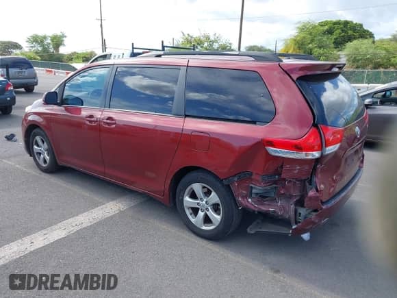 2013 Toyota Sienna LE AAS z VIN 5TDKK3DC7DS363469, wystawiony jako IAAI lot #43087882 z przebiegiem 161 514 mil mil oraz . Historia ofert i sprzedaży dostępna na DreamBid. Obrazek 3.