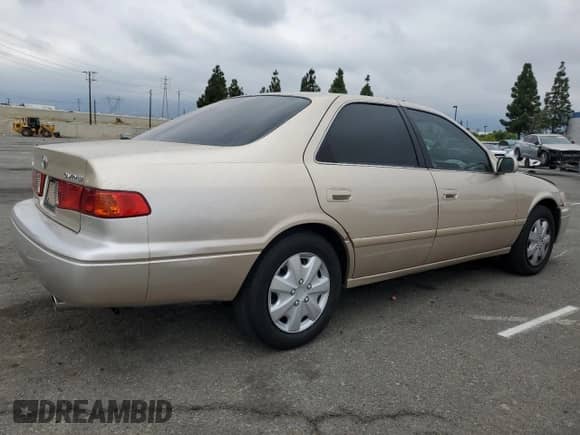 2001 Toyota Camry LE z VIN JT2BG22K910568515, wystawiony jako Copart lot #81886215 z przebiegiem 149 747 mil mil oraz Szkoda całkowita • Salvage title. Historia ofert i sprzedaży dostępna na DreamBid. Obrazek 3.