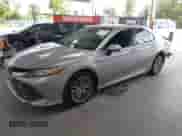 2020 Toyota Camry Hybrid XLE z VIN 4T1F31AK1LU533605, wystawiony jako IAAI lot #42790450 z przebiegiem 98 102 mil mil oraz . Historia ofert i sprzedaży dostępna na DreamBid. Obrazek 18.