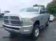 2010 Dodge 2500 SLT z VIN 3D7UT2CL9AG130789, wystawiony jako IAAI lot #42358839 z przebiegiem 128 802 mil mil oraz . Historia ofert i sprzedaży dostępna na DreamBid. Obrazek 2.