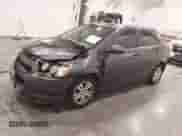 2012 Chevrolet Sonic LT z VIN 1G1JD5SH9C4168041, wystawiony jako IAAI lot #43448554 z przebiegiem 103 876 mil mil oraz . Historia ofert i sprzedaży dostępna na DreamBid. Obrazek 2.