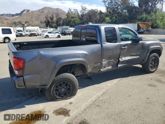 2022 Toyota Tacoma SR z VIN 3TYSZ5AN6NT095677, wystawiony jako Copart lot #84992975 z przebiegiem 25 953 mil mil oraz Szkoda całkowita • Salvage title. Historia ofert i sprzedaży dostępna na DreamBid. Obrazek 3.