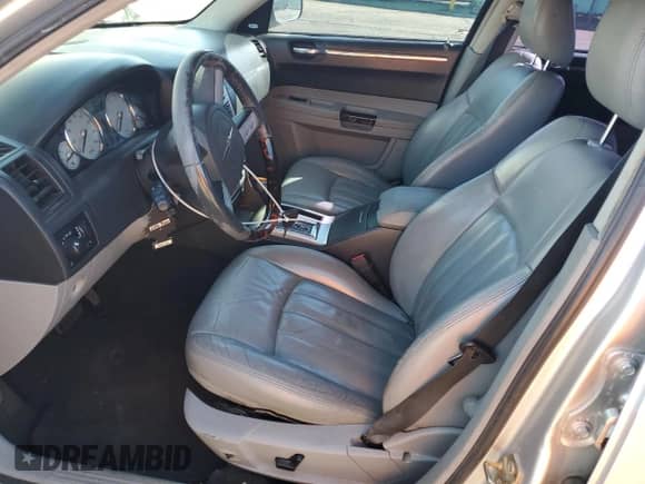 2006 Chrysler 300 C with VIN 2C3KA63H26H205239, listed as a Copart auction lot 82222375 with 170,668 mi miles and Salvage title. Bid and sale history available at DreamBid. Image 7.