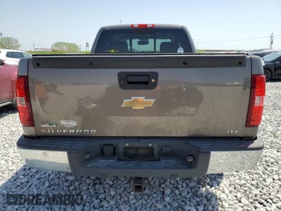 2011 Chevrolet Silverado 1500 LTZ z VIN 1GCRKTE37BZ312806, wystawiony jako Copart lot #42617685 z przebiegiem 183 134 mil mil oraz Szkoda całkowita • Salvage title. Historia ofert i sprzedaży dostępna na DreamBid. Obrazek 6.