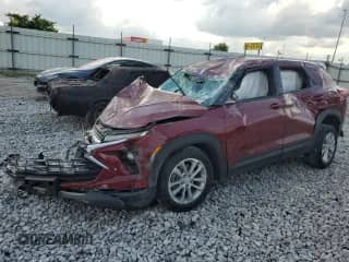 2024 Chevrolet TrailBlazer LS z VIN KL79MMSL9RB083310, wystawiony jako Copart lot #67110885 z przebiegiem Nie podano mil oraz Szkoda całkowita • Salvage title. Historia ofert i sprzedaży dostępna na DreamBid. Obrazek 1.