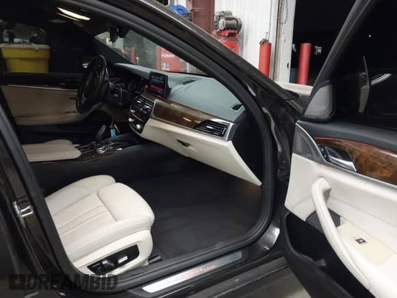 2017 BMW 5 Series 530i с VIN WBAJA5C34HWA35511, выставлен на аукционе IAAI как лот 43260910 с пробегом 106 241 миль миль и . История ставок и продаж доступна на DreamBid. Изображение 5.