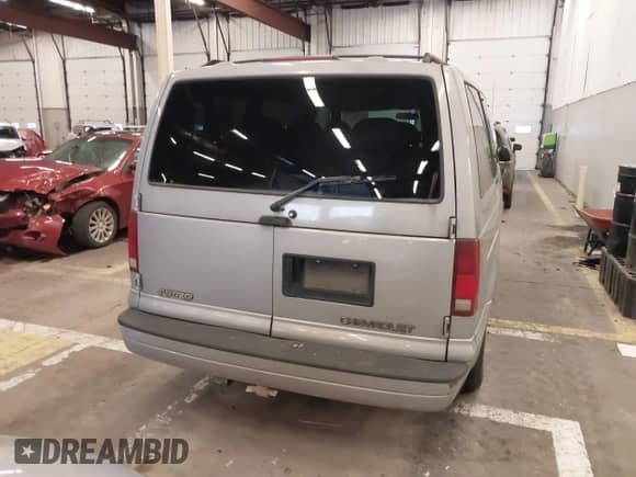 2000 Chevrolet Astro с VIN 1GNDM19WXYB219798, выставлен на аукционе IAAI как лот 41823618 с пробегом 181 822 миль миль и . История ставок и продаж доступна на DreamBid. Изображение 15.