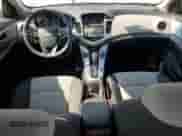 2015 Chevrolet Cruze LS z VIN 1G1PA5SH5F7243033, wystawiony jako Copart lot #71173455 z przebiegiem 80 793 mil mil oraz Czysty tytuł • Clean title. Historia ofert i sprzedaży dostępna na DreamBid. Obrazek 8.
