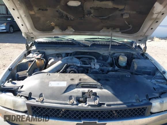 2002 Chevrolet Silverado 2500HD LS z VIN 1GCHK23162F190237, wystawiony jako IAAI lot #43517867 z przebiegiem 272 831 mil mil oraz . Historia ofert i sprzedaży dostępna na DreamBid. Obrazek 10.