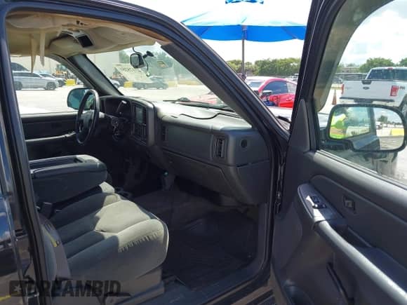 2005 Chevrolet Silverado 1500 LS z VIN 2GCEC13T451322080, wystawiony jako IAAI lot #43125281 z przebiegiem 205 678 mil mil oraz . Historia ofert i sprzedaży dostępna na DreamBid. Obrazek 5.