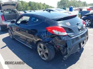 2013 Hyundai Veloster Turbo z VIN KMHTC6AE3DU152799, wystawiony jako IAAI lot #43142353 z przebiegiem 121 931 mil mil oraz . Historia ofert i sprzedaży dostępna na DreamBid. Obrazek 3.