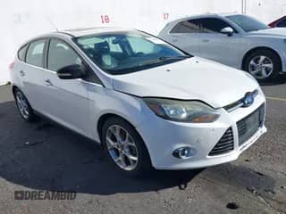 2014 Ford Focus Titanium z VIN 1FADP3N28EL112212, wystawiony jako IAAI lot #43448816 z przebiegiem 143 607 mil mil oraz . Historia ofert i sprzedaży dostępna na DreamBid. Obrazek 1.